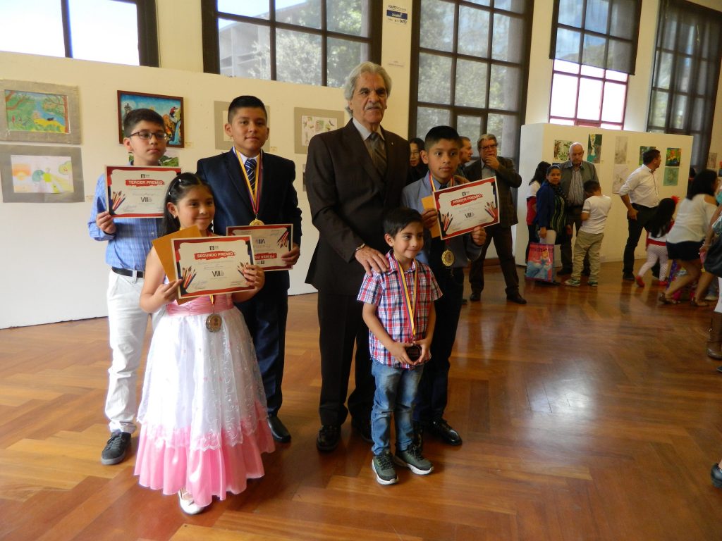 1 Niños ganadores, junto al Ministro de Cultura Raúl Pérez Torres